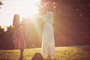 Il suo orgoglio e la sua gioia. Madre e figlia che trascorrono del tempo all'aperto.