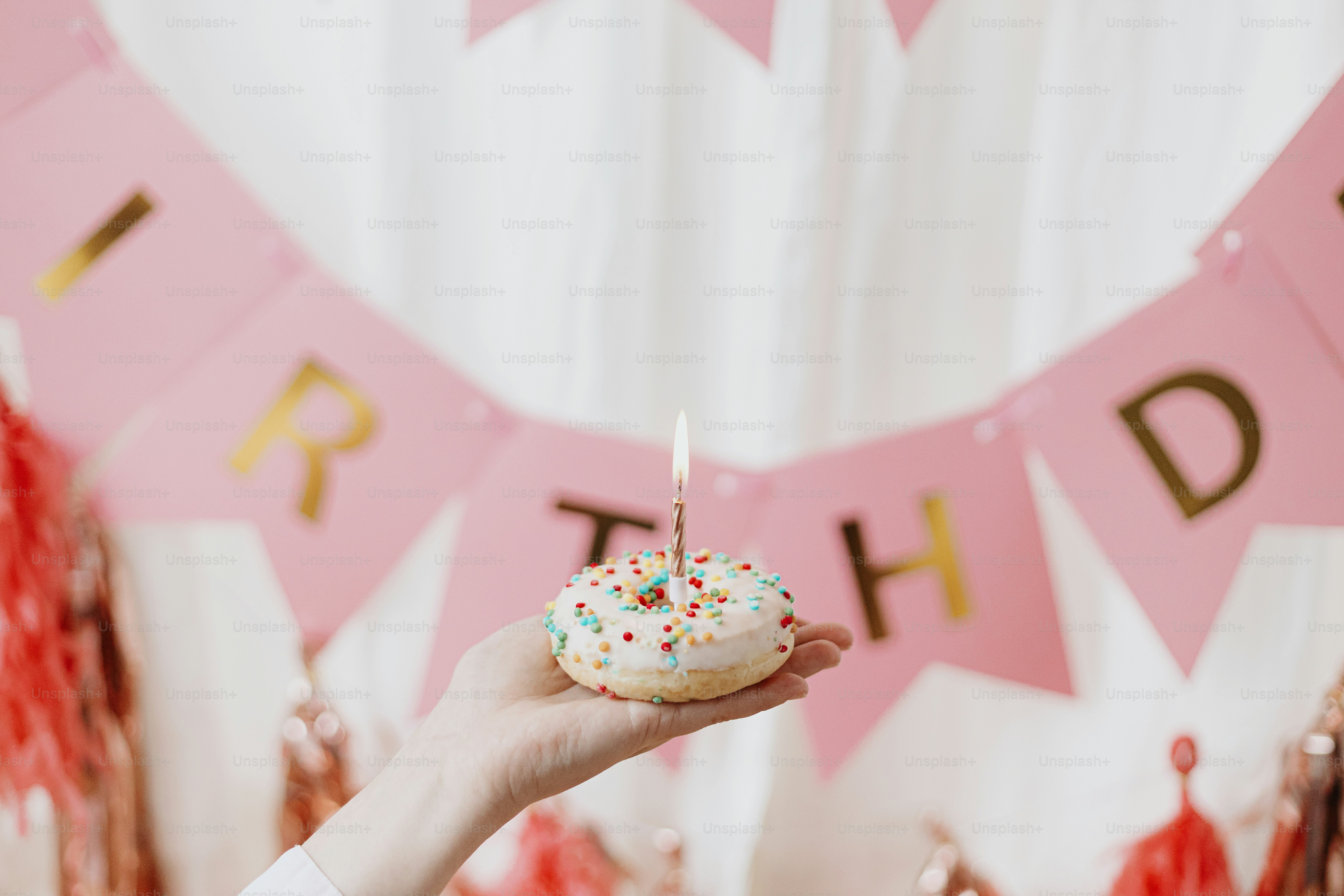 Foto Feliz Cumpleaños. Mano Sosteniendo Un Delicioso Donut De ...