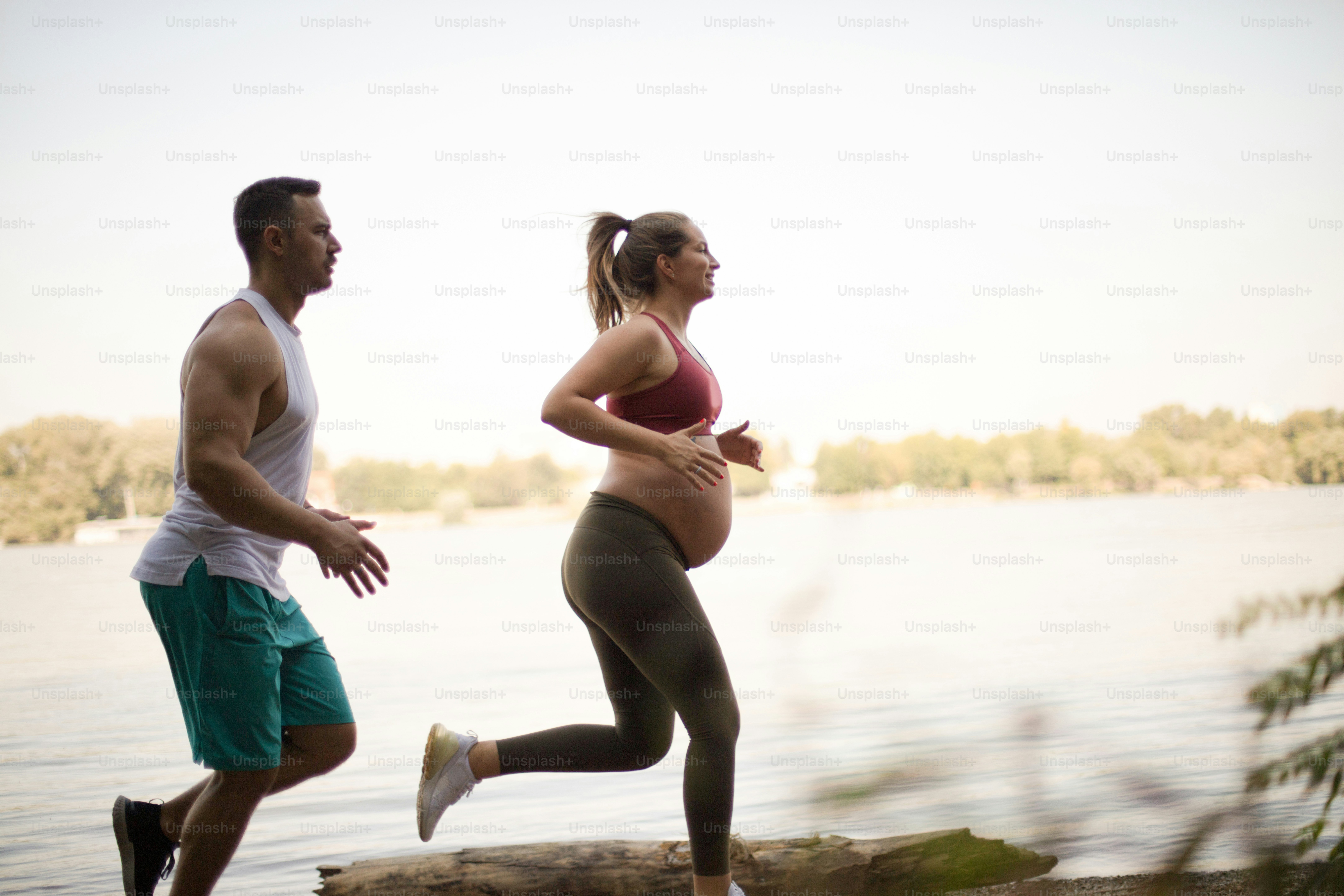 Pasangan Muda jogging bersama di tepi danau.