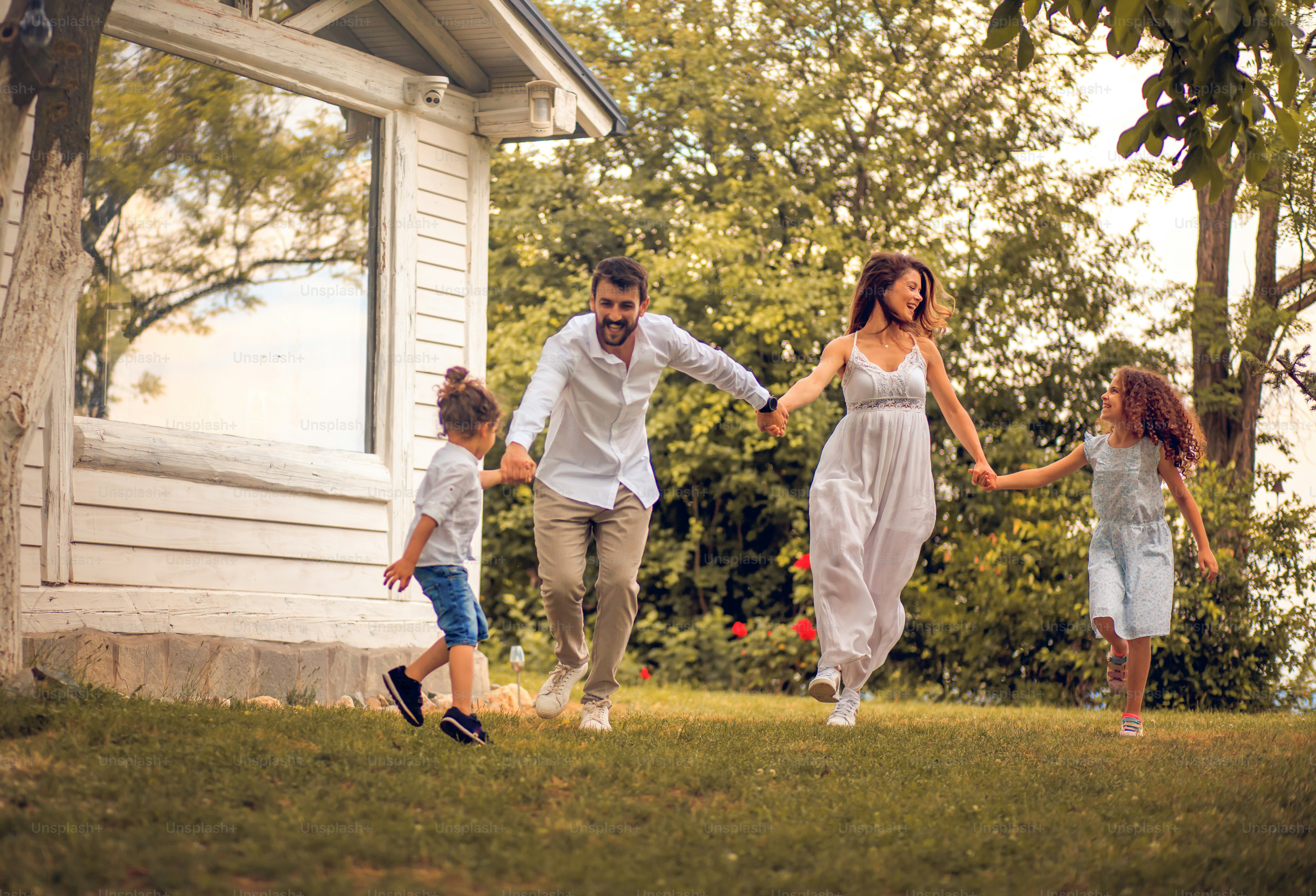 Family In Front Of House Pictures | Download Free Images on Unsplash