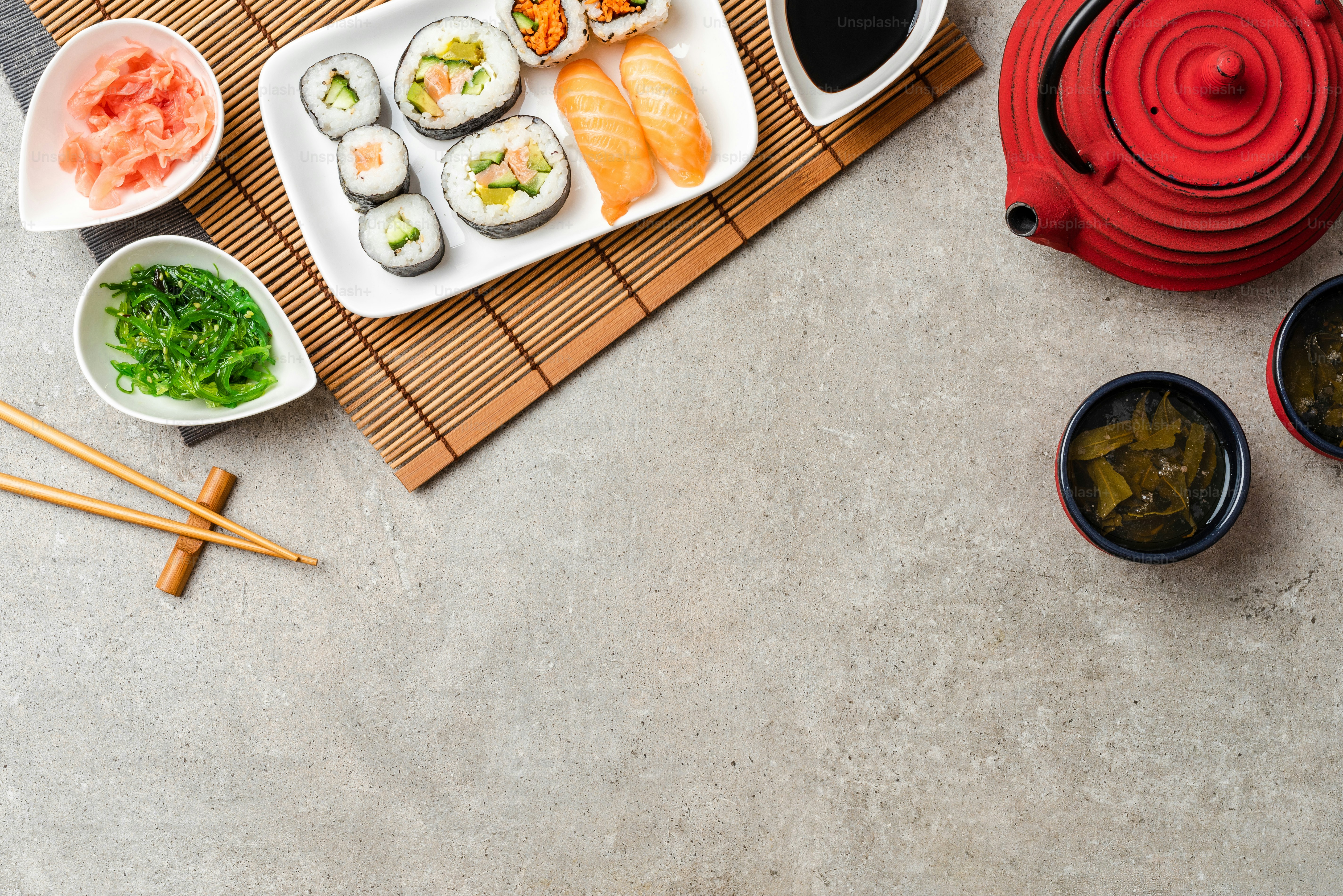 Sushi japonés con salsa de soja, ensalada de jengibre y algas