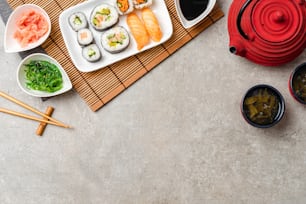 Japanisches Sushi mit Sojasauce, Ingwer und Algensalat