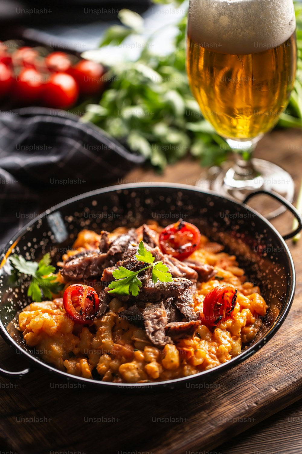 Italienische Gnocchi in Tomatensauce, serviert mit Sous Vide Beef und belegt mit frischer Petersilie.