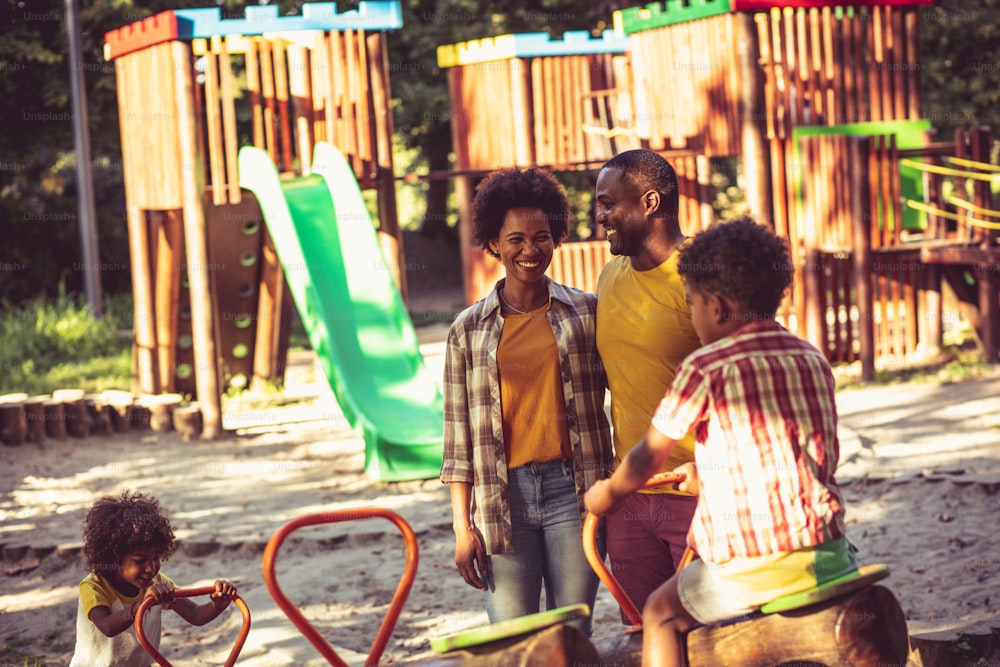 Famiglia afroamericana che si diverte nella natura.  L'attenzione è sullo sfondo.