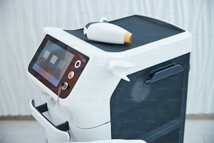 Close up de uma máquina a laser usada por dermatologistas profissionais que realizam um procedimento de depilação indolor em pacientes do sexo feminino e masculino