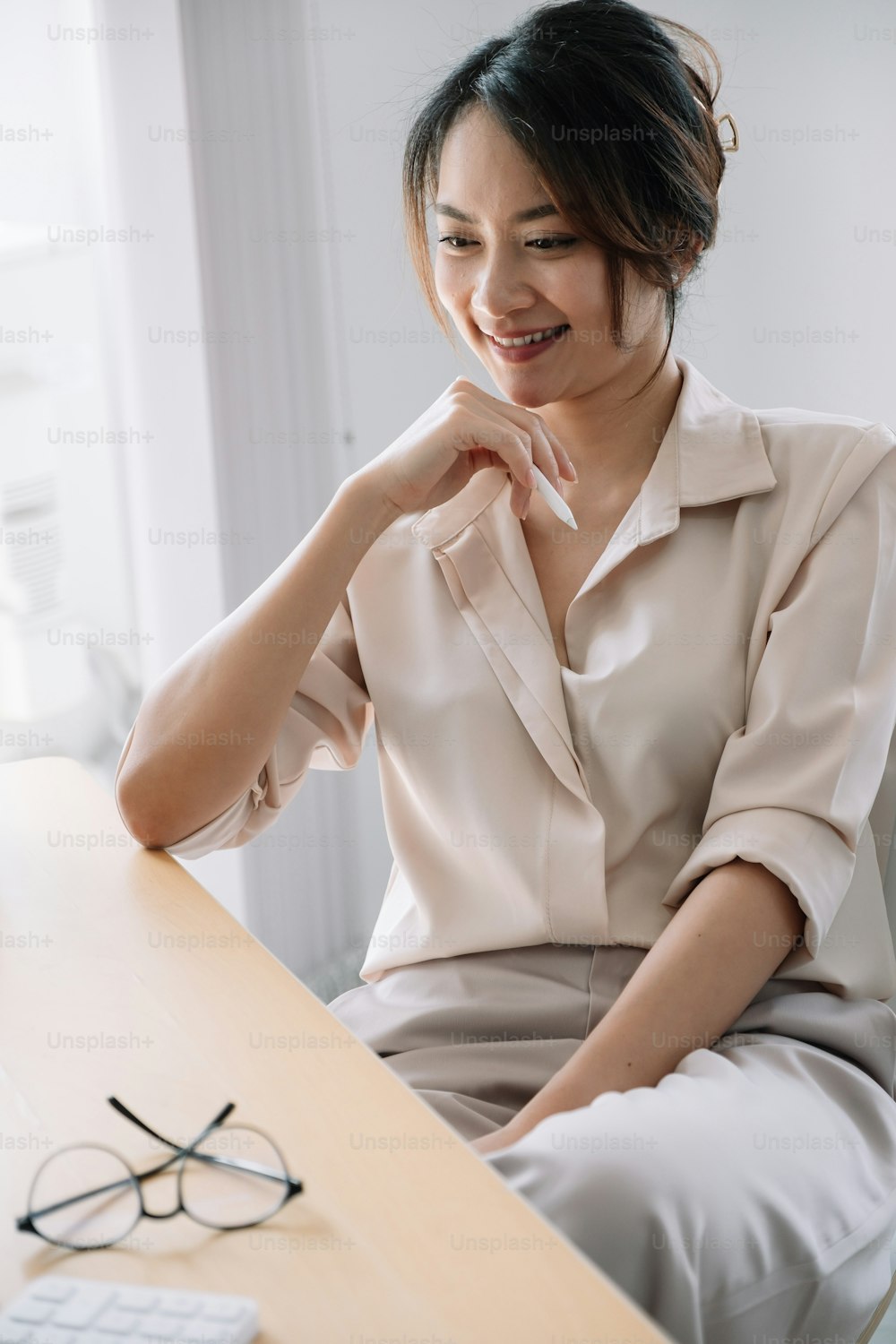 Retrato Joven mujer de negocios asiática en su oficina