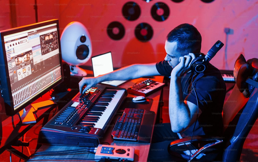 젊은 soung 엔지니어는 스튜디오에서 실내에서 음악을 작업하고 믹싱합니다.
