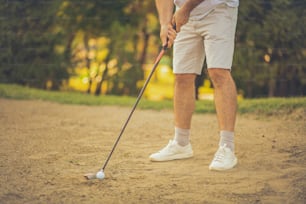 Homme âgé jouant au golf. Gros plan. Golfeur seul sur le terrain de golf.