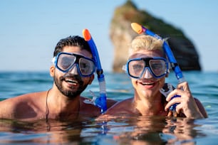 Un groupe d’amis heureux fait de la plongée sous-marine ensemble pendant les vacances d’été