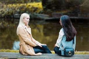 Duas mulheres conversando no parque.