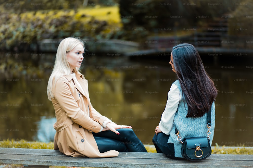 공원에서 대화를 나누고 있는 두 여자.