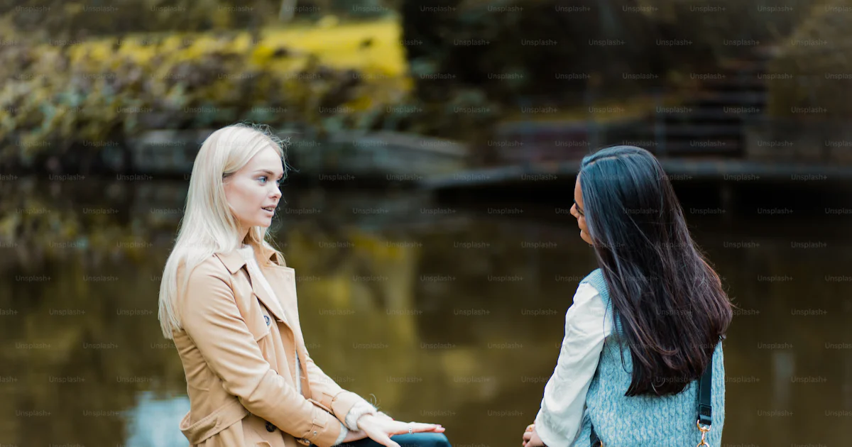 Zwei Frauen Unterhalten Sich Im Park Foto Bild Zum Thema zwei-frauen-unterhalten-sich-im-park-foto-bild-zum-thema