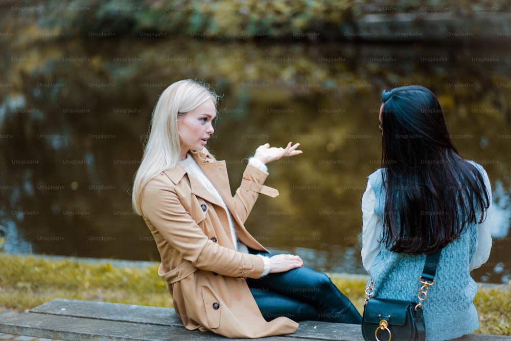 공원에서 대화를 나누는 두 여자.