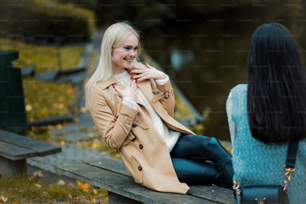 Zwei Frauen unterhalten sich im Park.