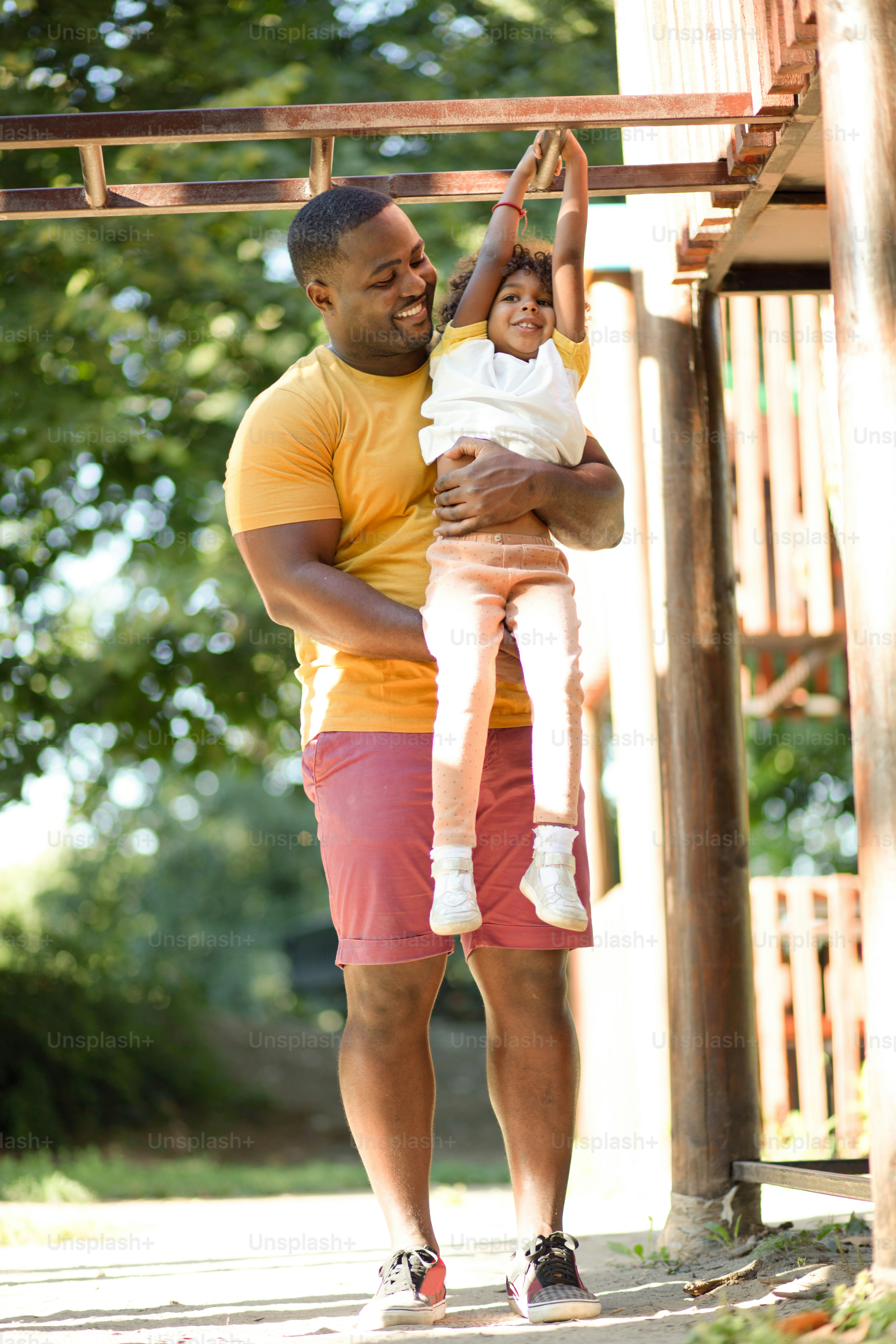Padre e hija afroamericanos jugando juntos. foto – Imagen de Otoño en ...