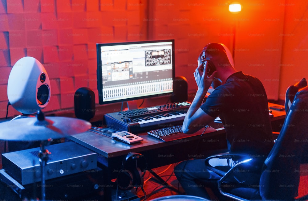 Guy는 스튜디오에서 실내에서 프로젝트와 음악 믹싱을하는 일을하고 있습니다.