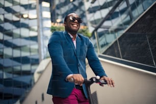 Homem de negócios andando de scooter elétrico na cidade.