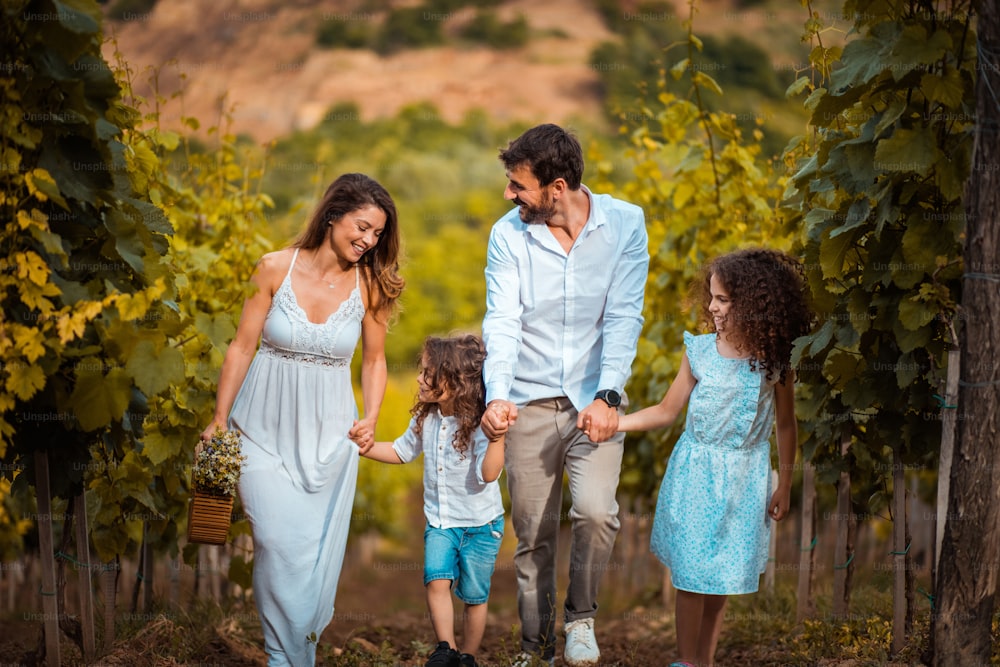 Retrato de una familia joven en el viñedo.