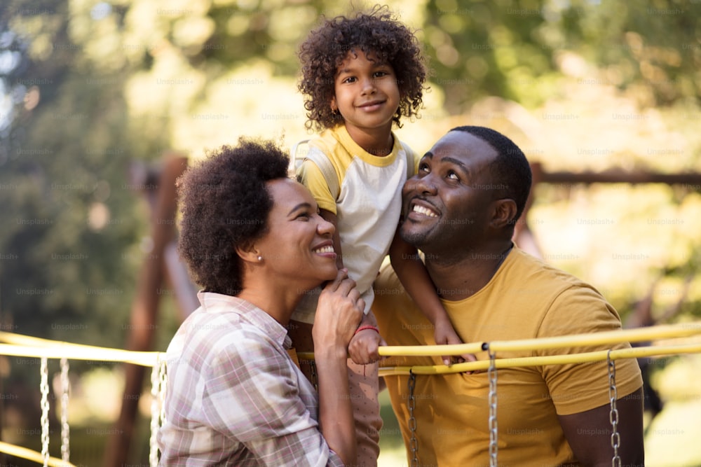 행복 한 가족의 초상화입니다.  야외에서 즐거운 시간을 보내는 아프리카계 미국인 가족.