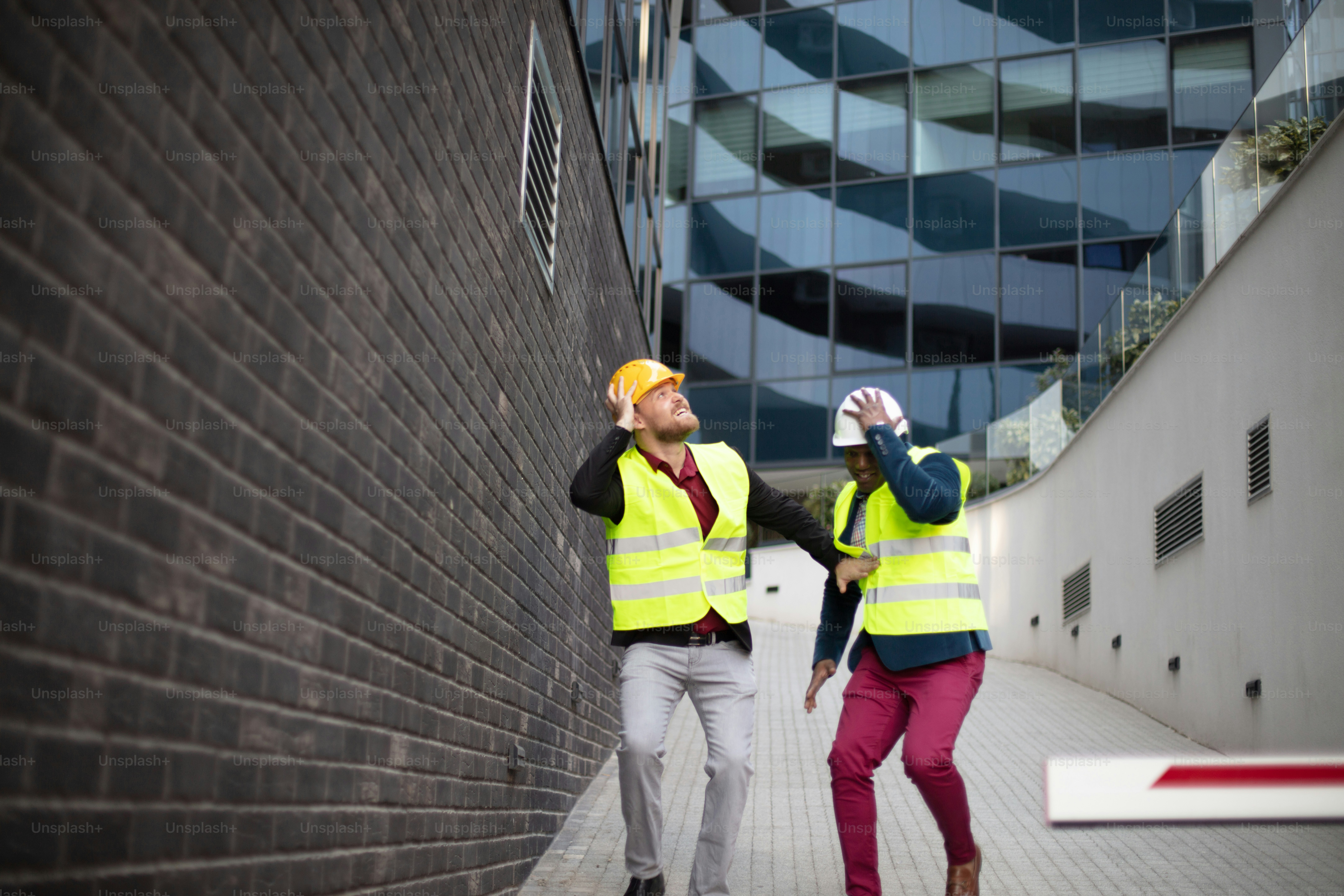 Ingenieure draußen. Ingenieure in Gefahr.