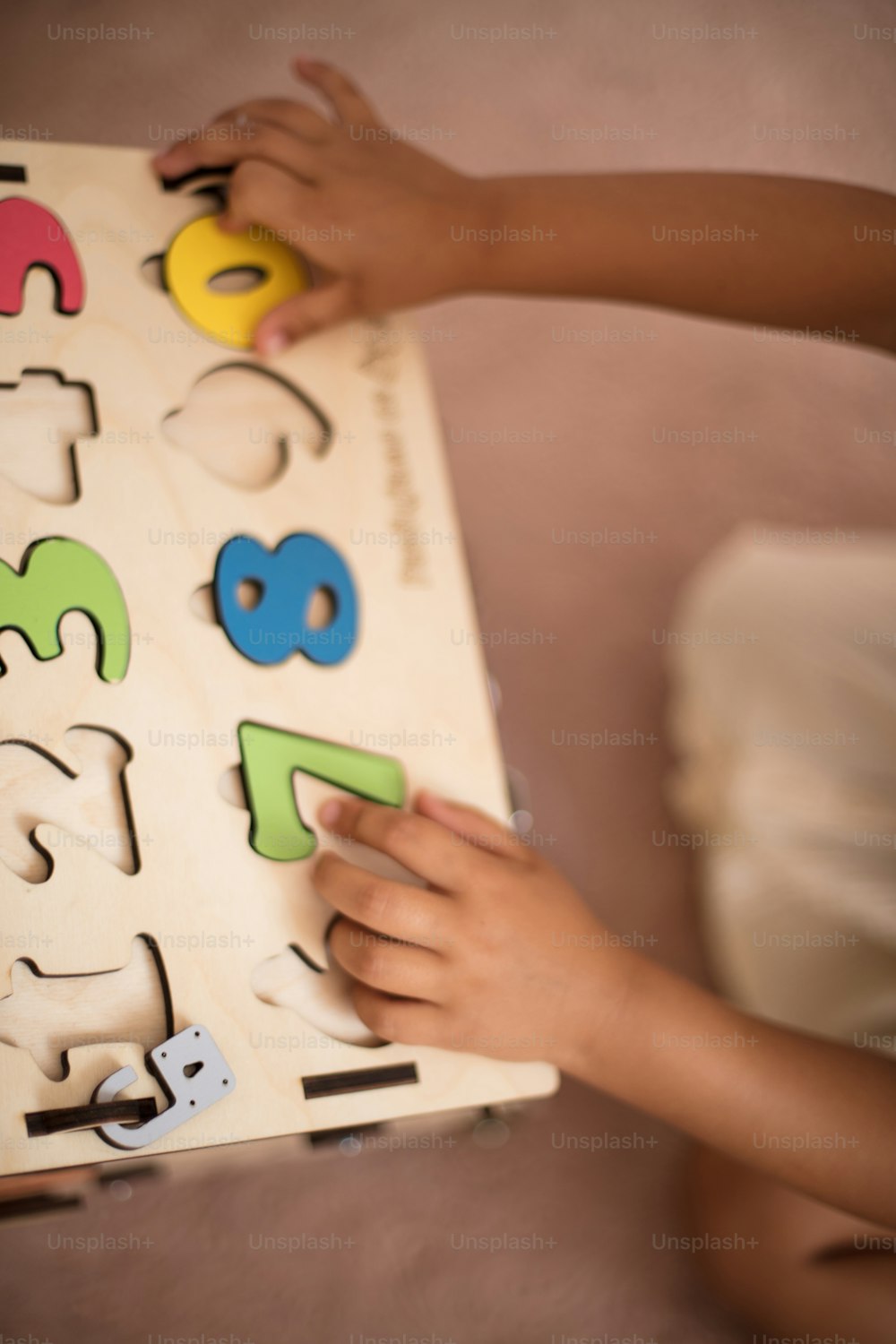 Bambino che gioca a giochi interattivi per un buon sviluppo a casa. Primo piano.