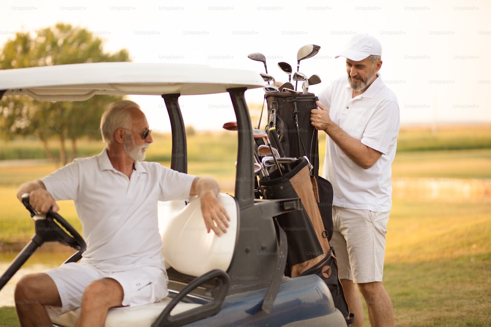 Due golfisti uomini anziani in campo.