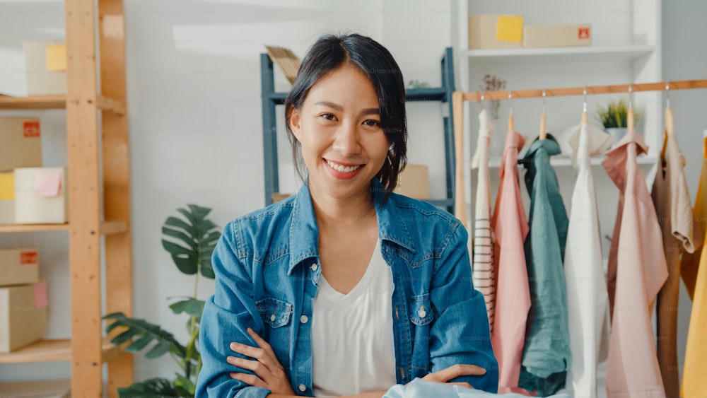 Handel Of bezig Portrait of young asia lady fashion designer feeling happy smile, arms  crossed and looking to camera while working clothing store in home office.  small business owner, online market delivery concept. photo –