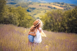 Madre e hija en lavanda archivadas.