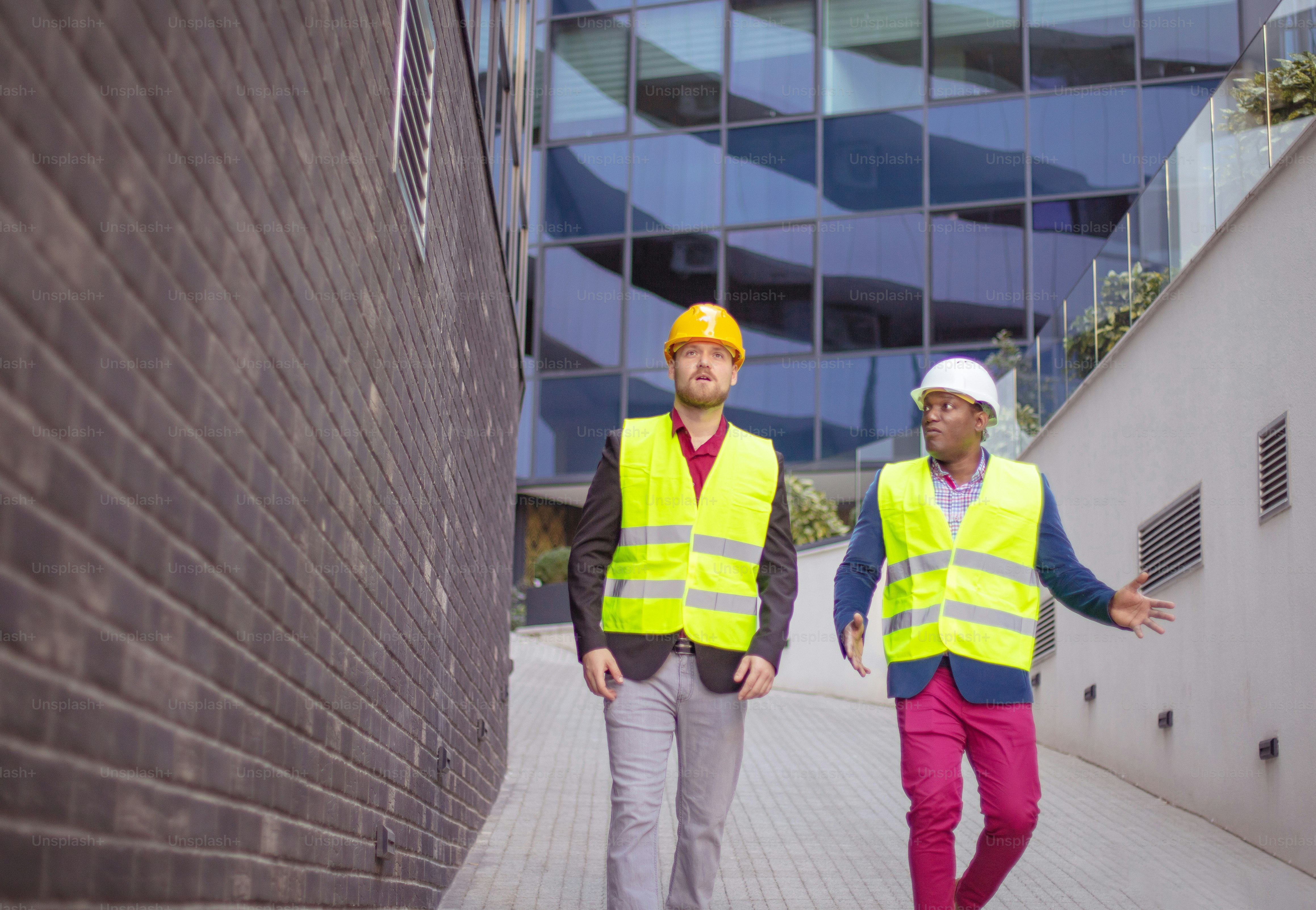 Ingenieure draußen. Ingenieure in Gefahr.