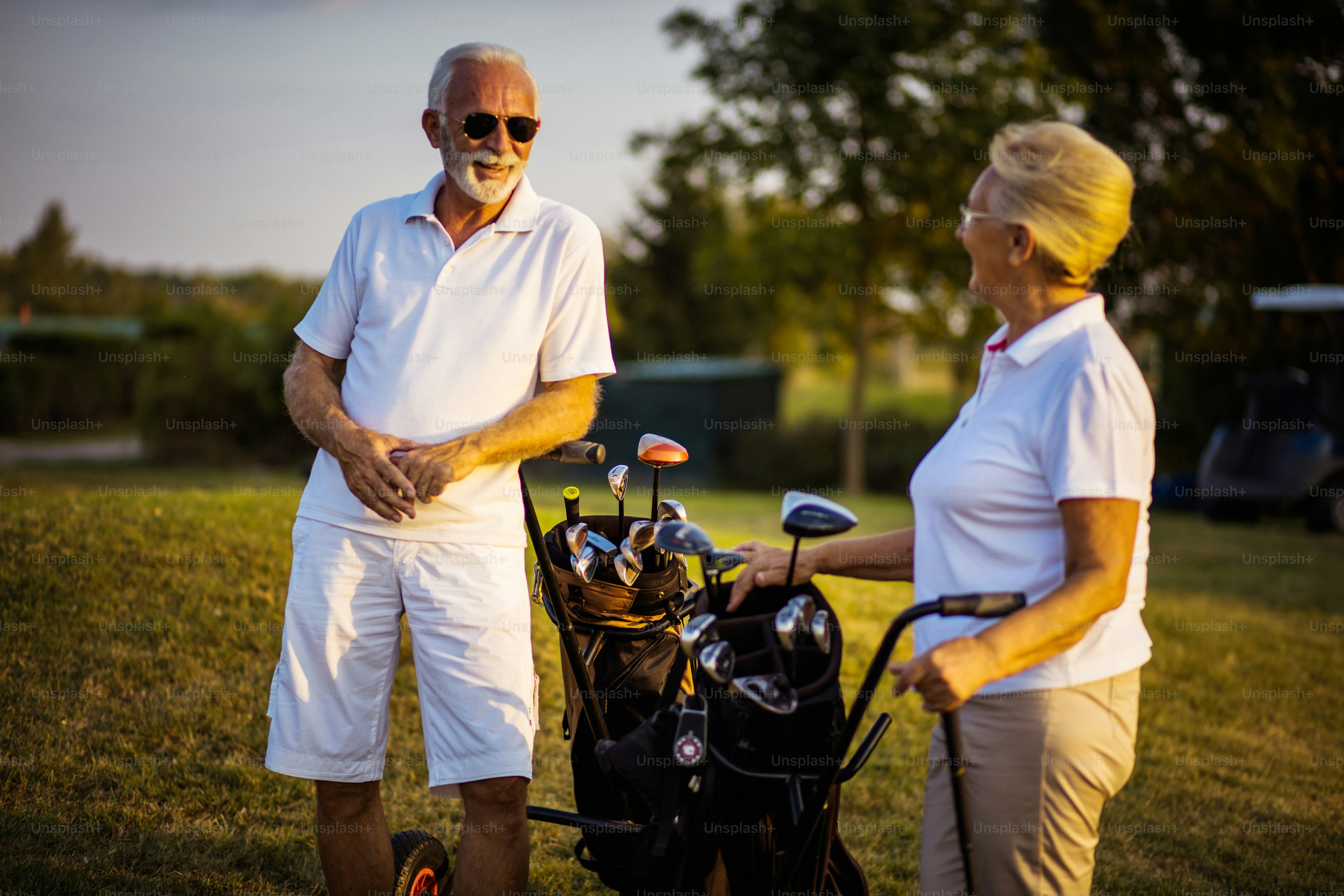 Seniors golfers on the filed talking. photo Golf Image on Unsplash