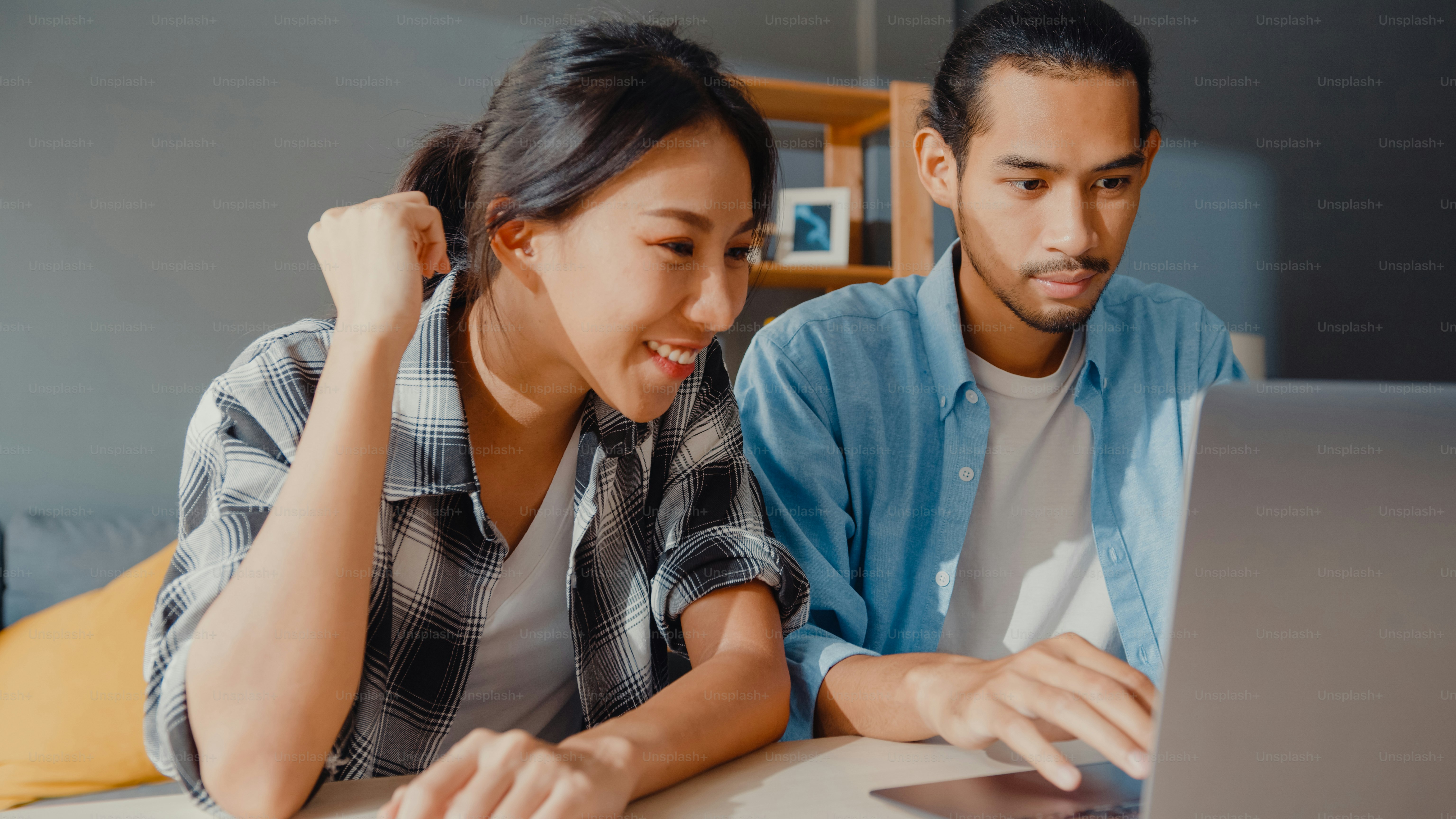 Sukses asia pasangan muda pria dan wanita senang bersemangat perjanjian pinjaman bank maready untuk rumah baru online di komputer laptop di rumah, bahagia suami dan istri bahagia dengan investasi keuangan kabar baik.