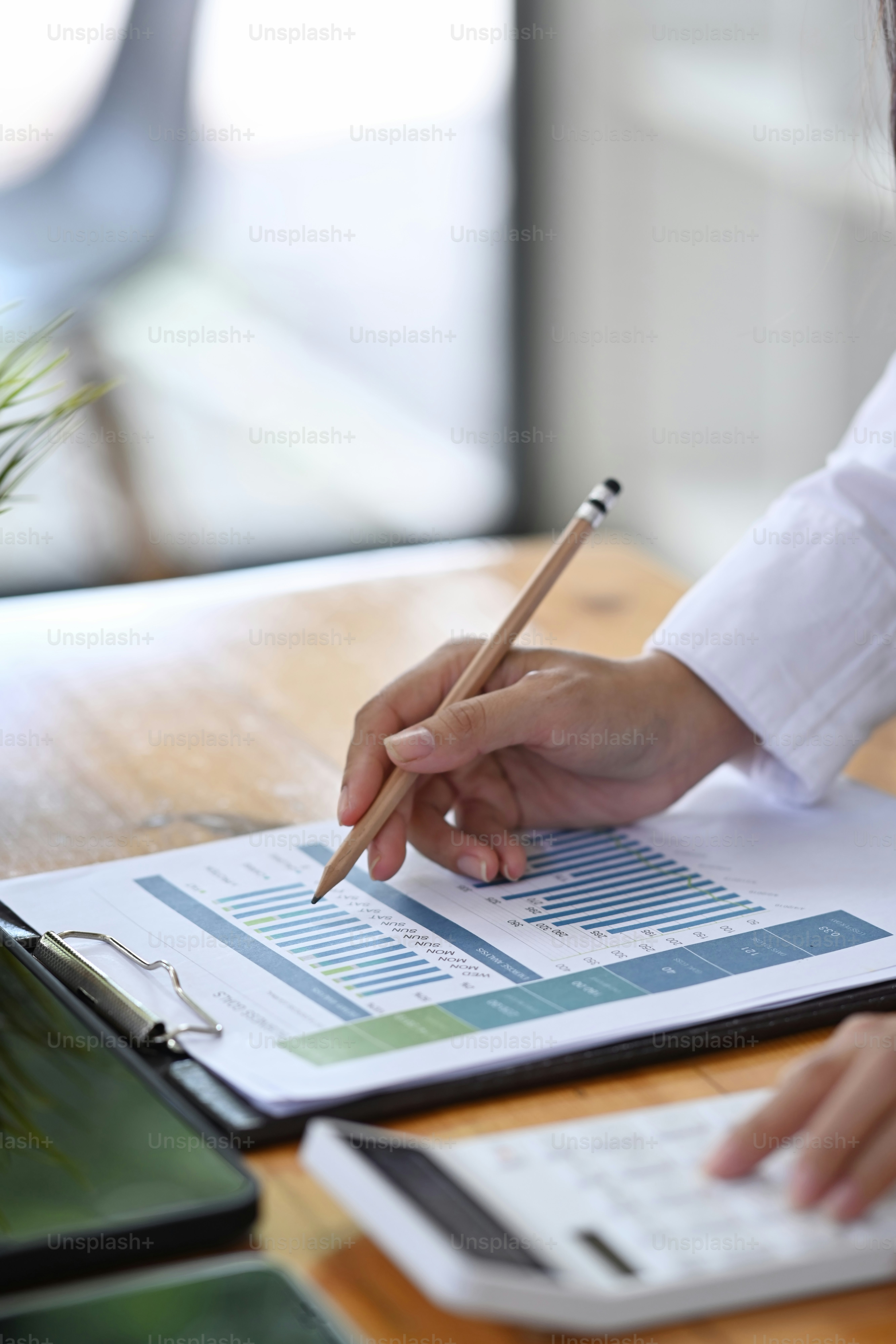 Glückliches Paar plant Finanzen mit Laptop