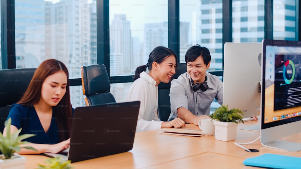 스마트 캐주얼웨어를 입은 다문화 사업가들의 협업 프로세스 그룹은 창의적인 사무실에서 함께 일하면서 기술을 사용하고 소통합니다. 젊은 전문가들로 구성된 아시아 팀이 일합니다.