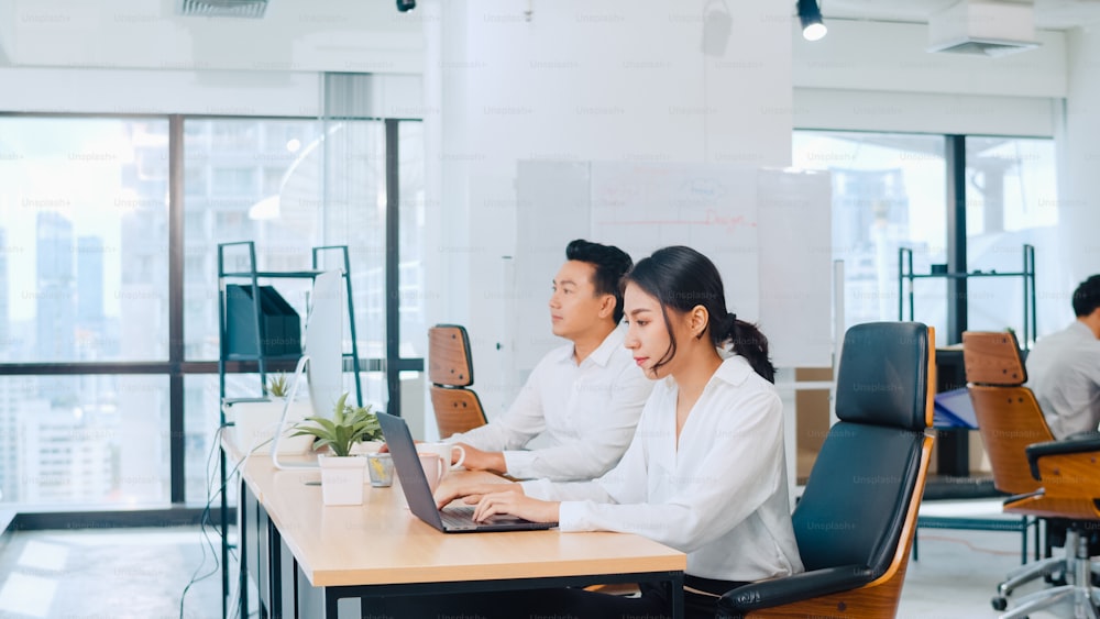 성공적인 아름다운 임원 아시아 젊은 사업가 스마트 캐주얼웨어는 현대 사무실 직장에서 일하는 동안 노트북 컴퓨터에서 창의적인 아이디어에 대한 자습서를 보고 있습니다.