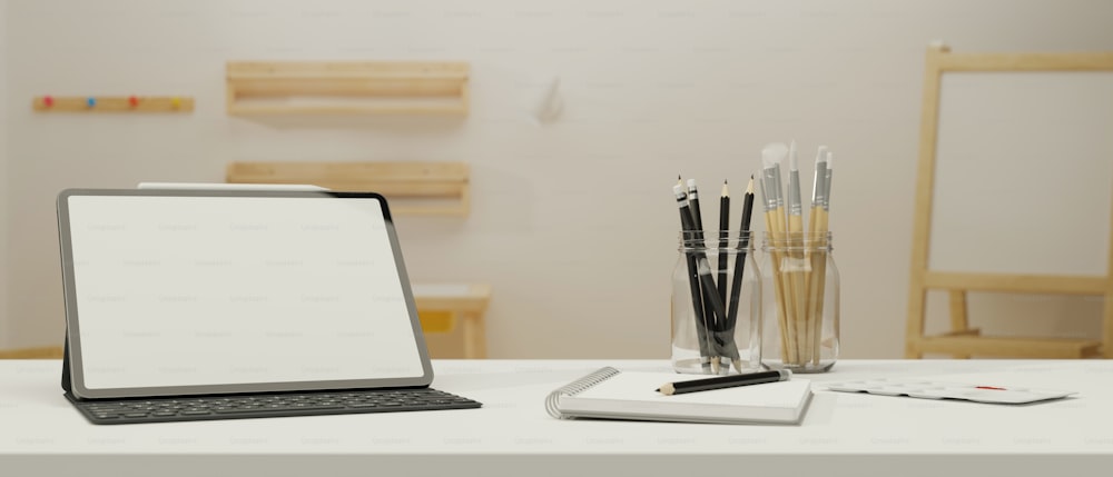 Digitales Tablet mit Mock-up-Bildschirm und Tastatur auf Arbeitstisch im Wohnzimmer, 3D-Rendering, 3D-Illustration