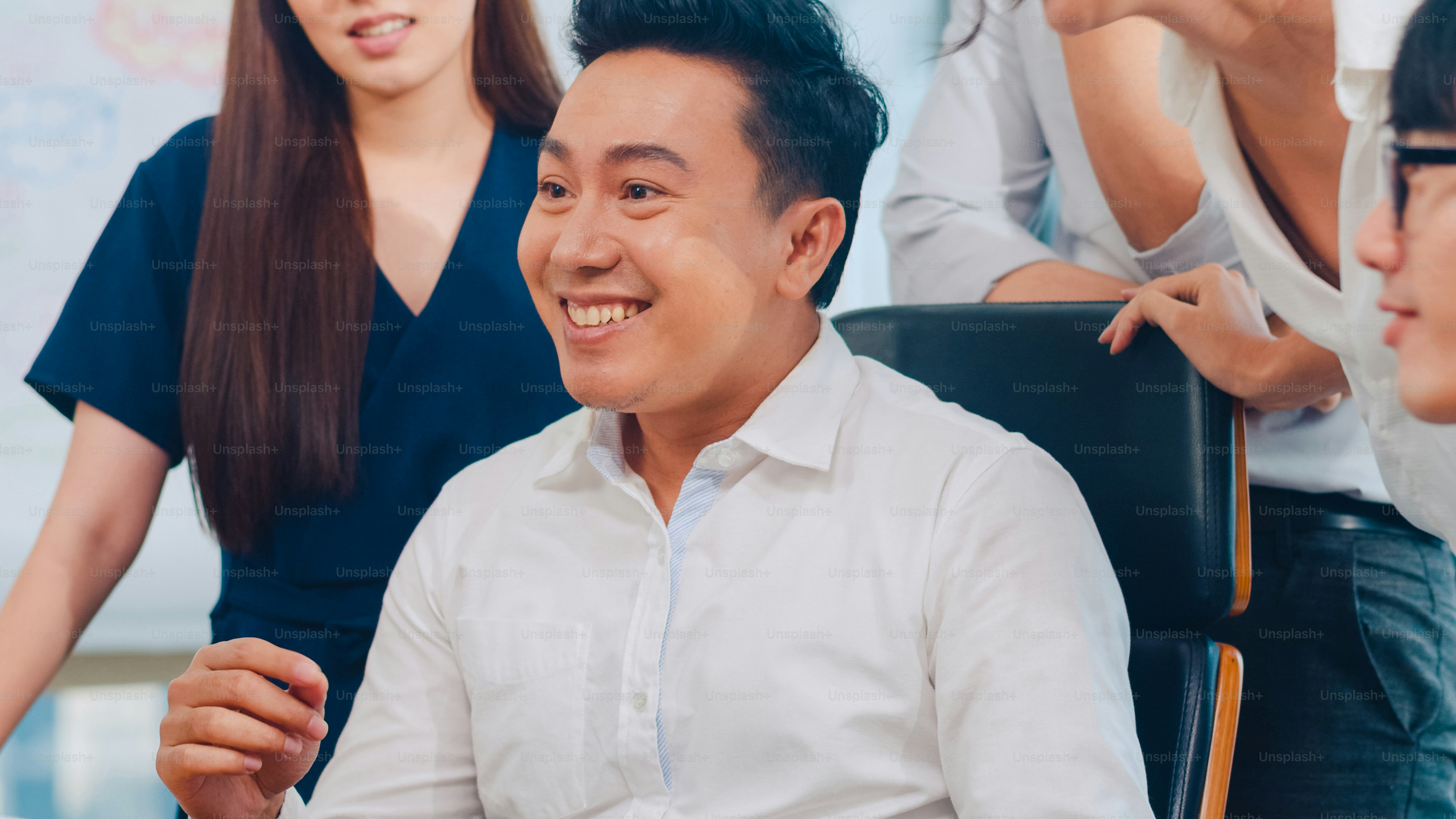 Kelompok pengusaha muda milenial Asia pengusaha dan pengusaha merayakan pemberian lima setelah berurusan merasa bahagia dan menandatangani kontrak atau perjanjian di ruang pertemuan di kantor modern kecil.