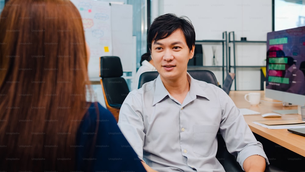 Empresários da Ásia conversando com estagiário discutindo colegas de entrevista de emprego conversando e conhecendo ideias de brainstorming sobre a estratégia de sucesso do plano de trabalho do projeto no escritório. 4K Câmera lenta.