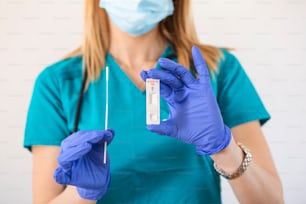 Diagnostic de la maladie virale COVID-19, médecin tenant la cassette de test de coronavirus, kit de streptocoque rapide (RST), test rapide de détection d’antigène (RADT), concept d’illustration d’échantillon d’échantillon d’échantillon d’anticorps d’écouvillon rapide de patient