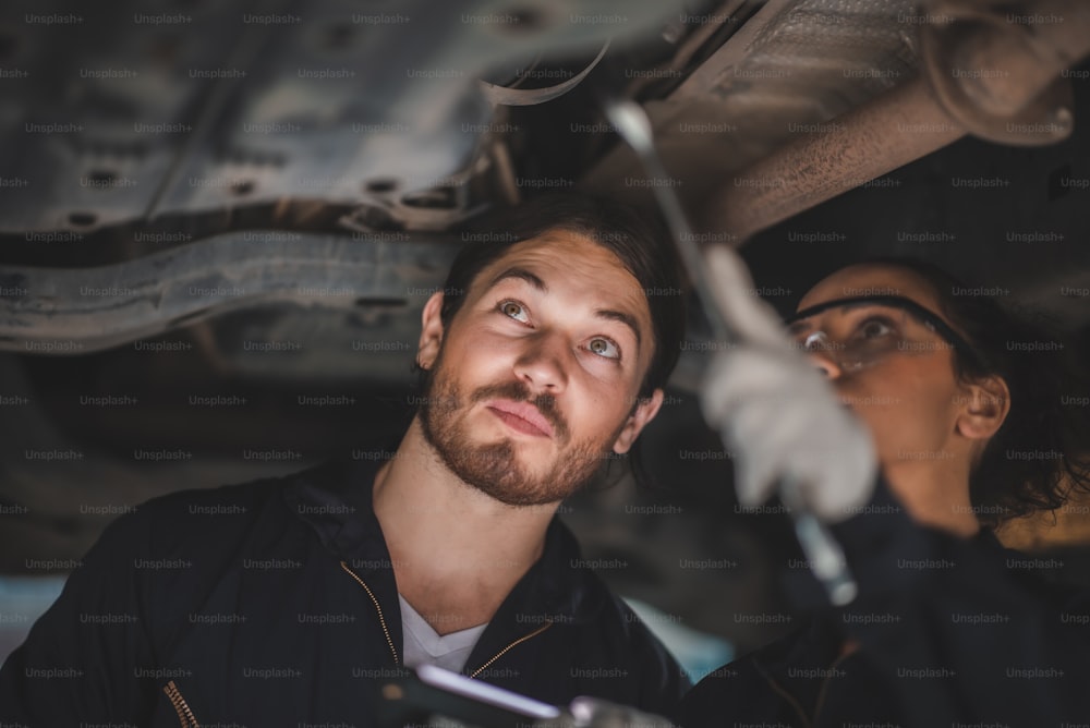 mécanicien automobile, garage, service automobile, réparation et entretien automobile, technicien, homme, personne, atelier pour moteur automobile et travail avec l’outil moteur