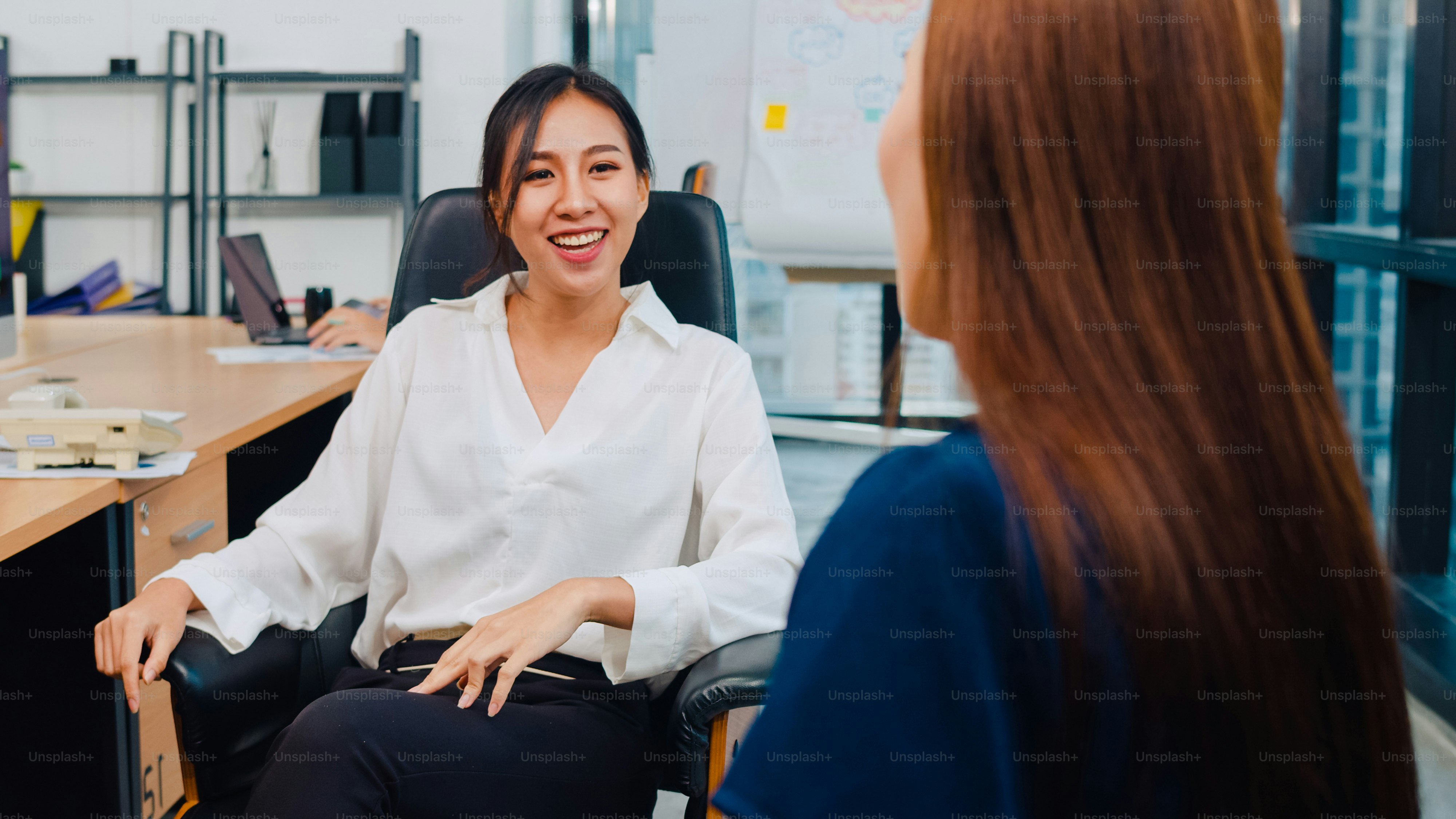 Interview Asian Pictures | Download Free Images on Unsplash