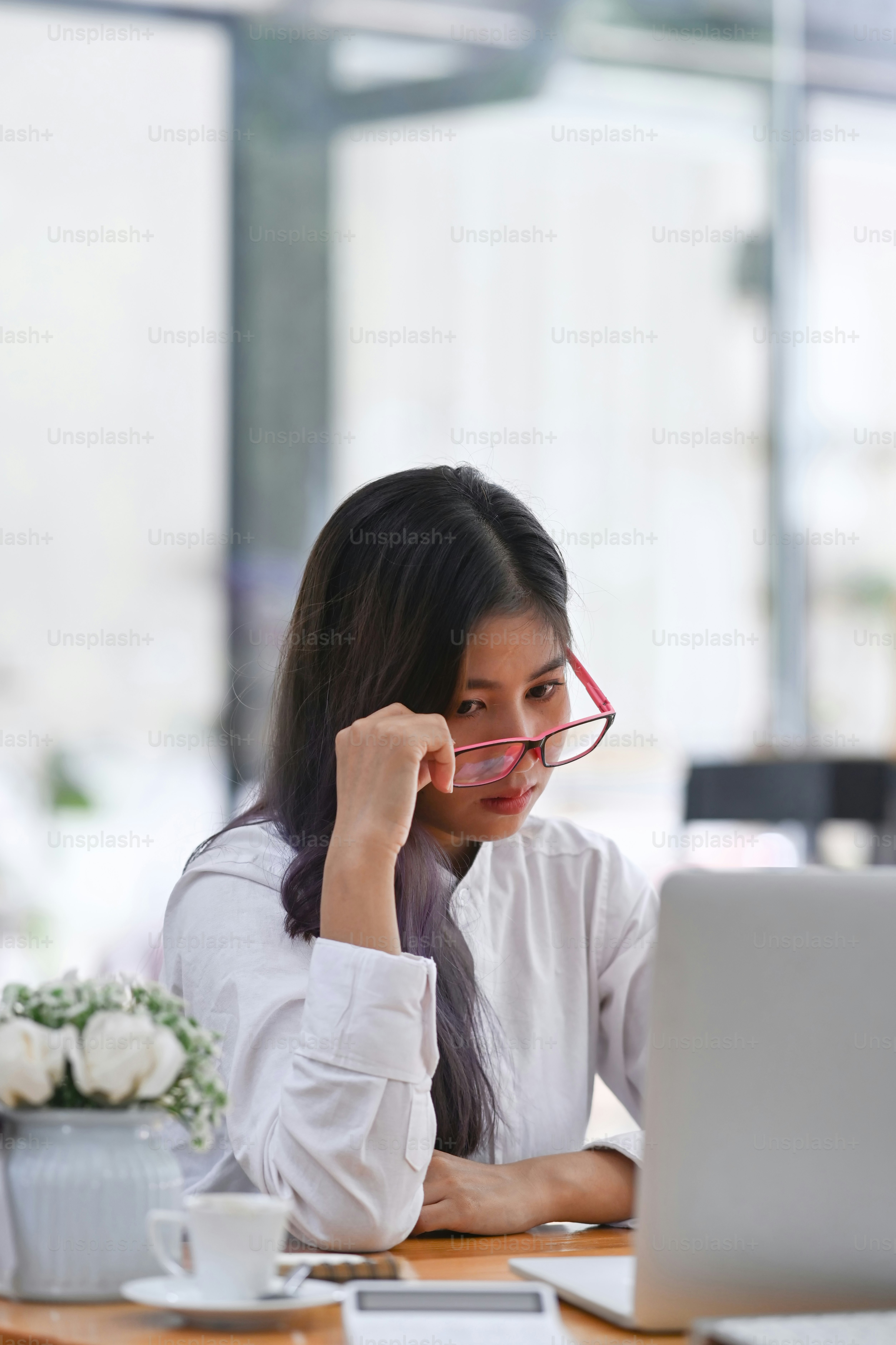 Donna d'affari annoiata depressa seduta alla scrivania dell'ufficio.