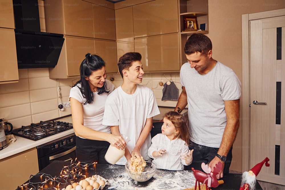 Glückliche Familie hat Spaß in der Küche und bei der Zubereitung von Speisen.