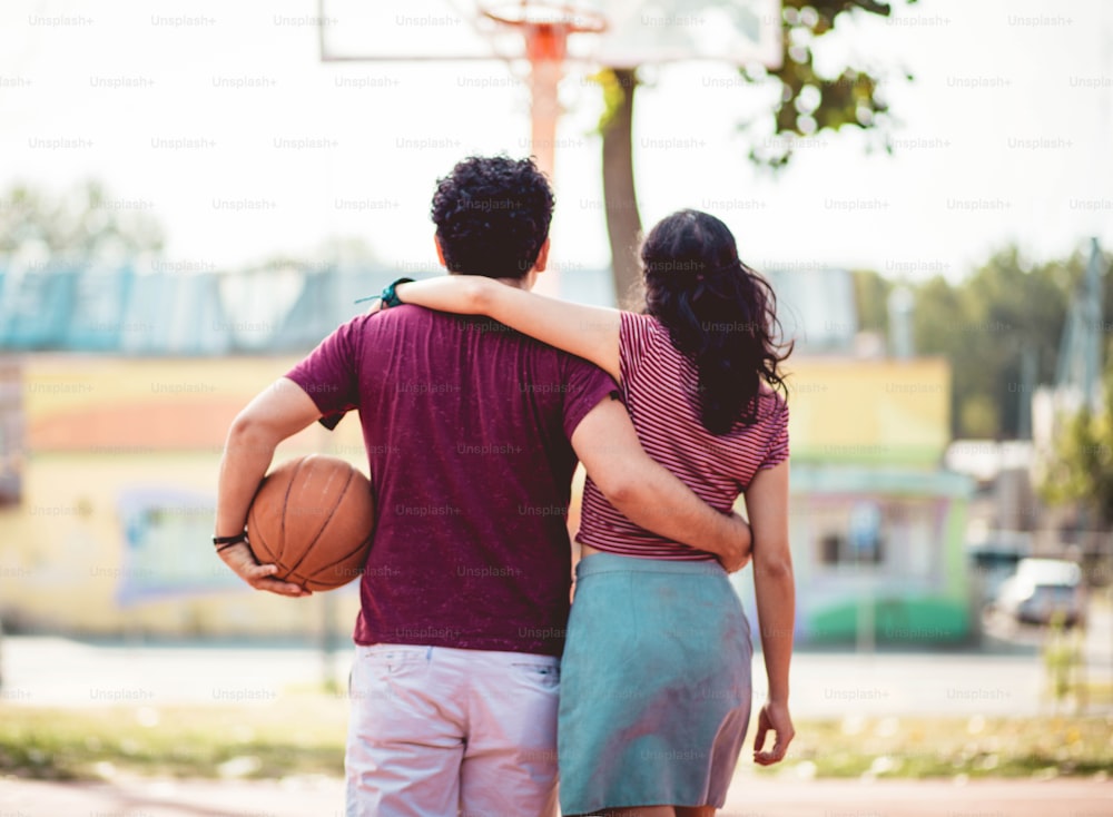 Couple marchant avec le ballon sur le terrain de basket-ball. photo –  Serbie Photo sur Unsplash