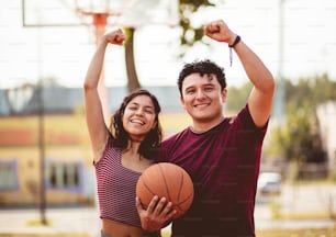 농구를 하는 젊은 부부.