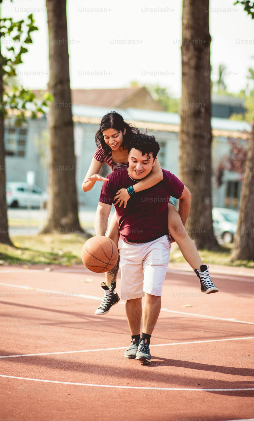 バスケットボールをする若いカップル。