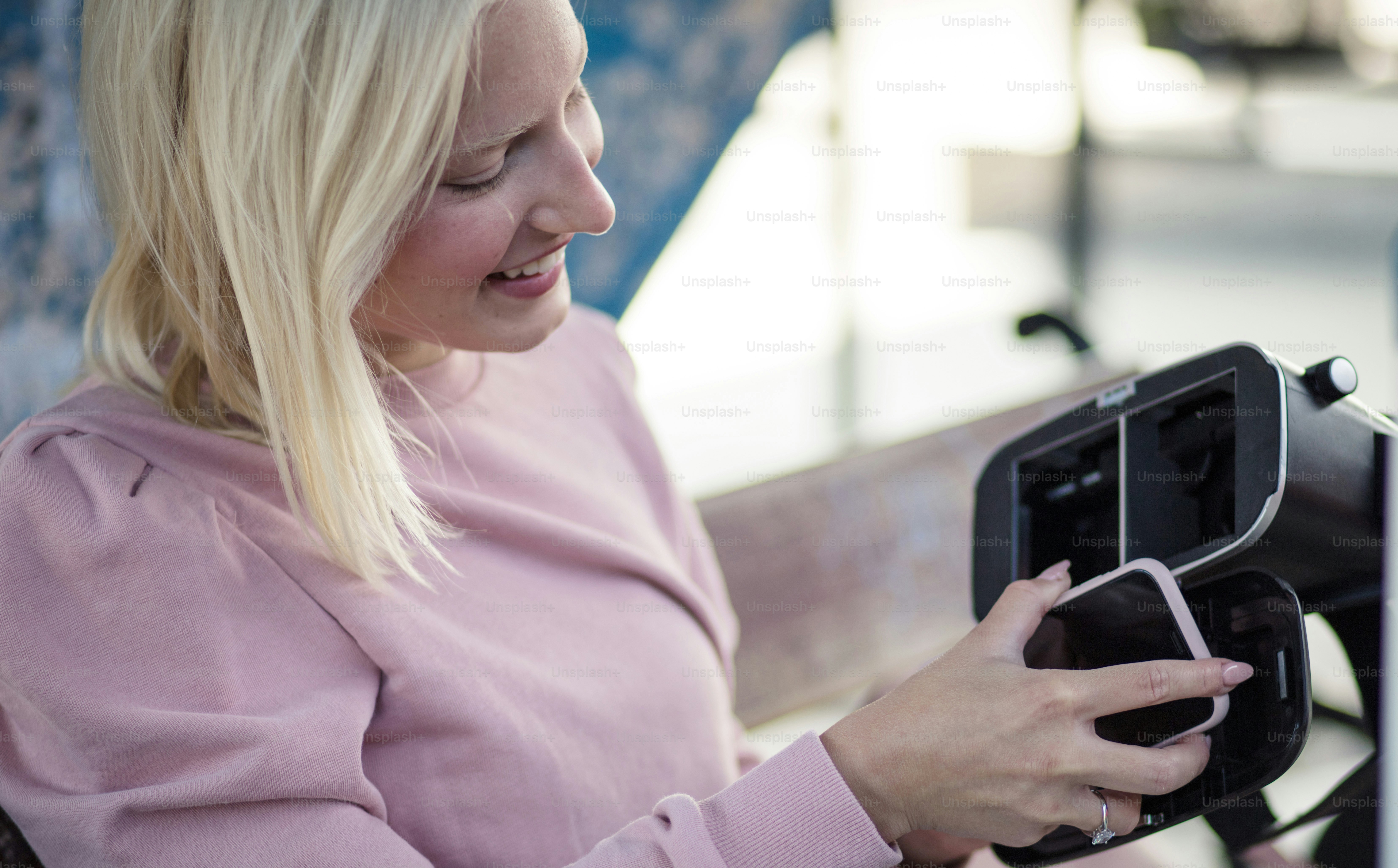Das wird ein Spaß. Junge Frau mit VR-Helm. Frau am Busbahnhof.