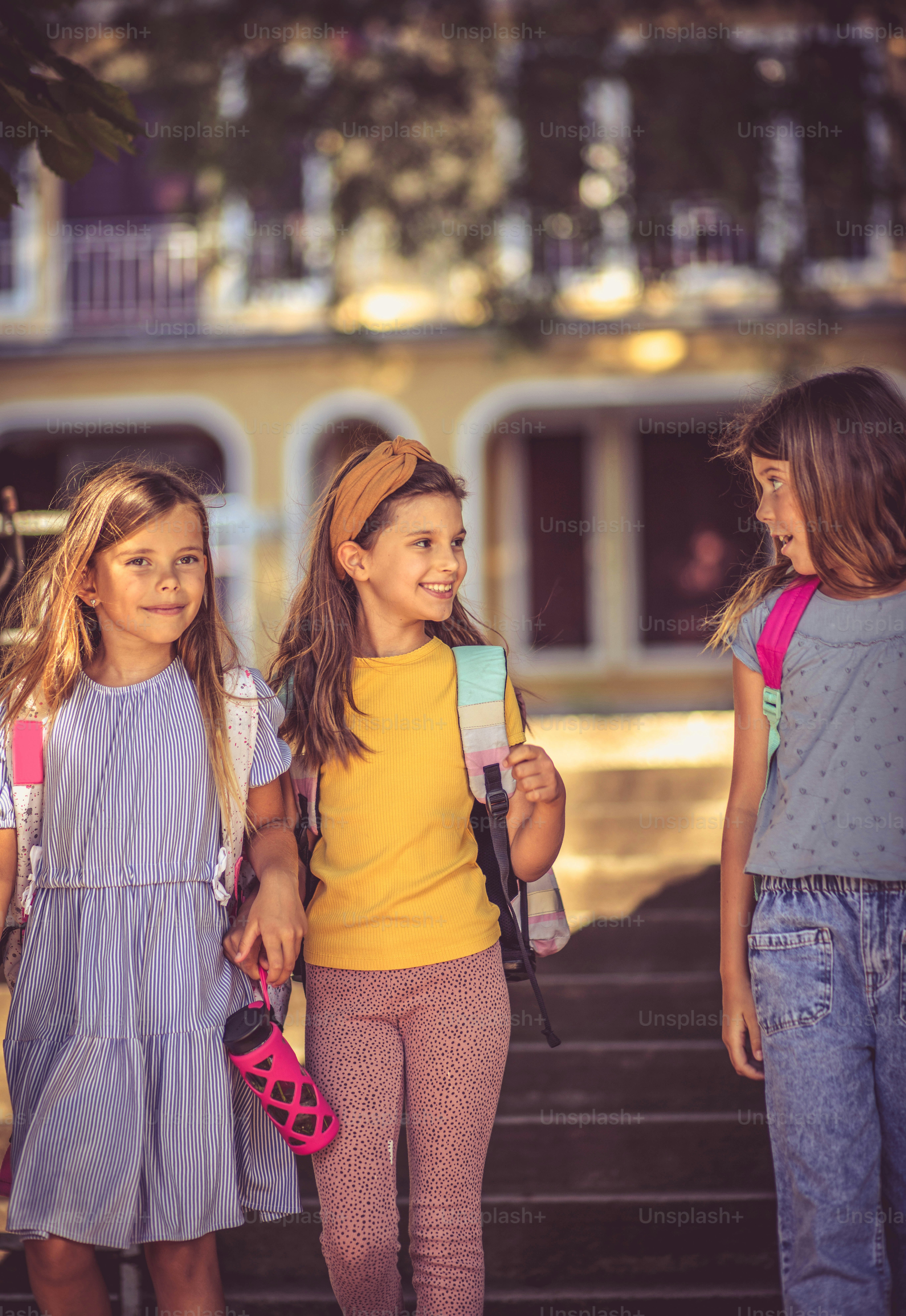 방과 후 집에 가는 세 명의 작은 웃는 소녀. 작은 친구들이 이야기합니다. 사진 – Unsplash의 가족 이미지, image size:3000x4360