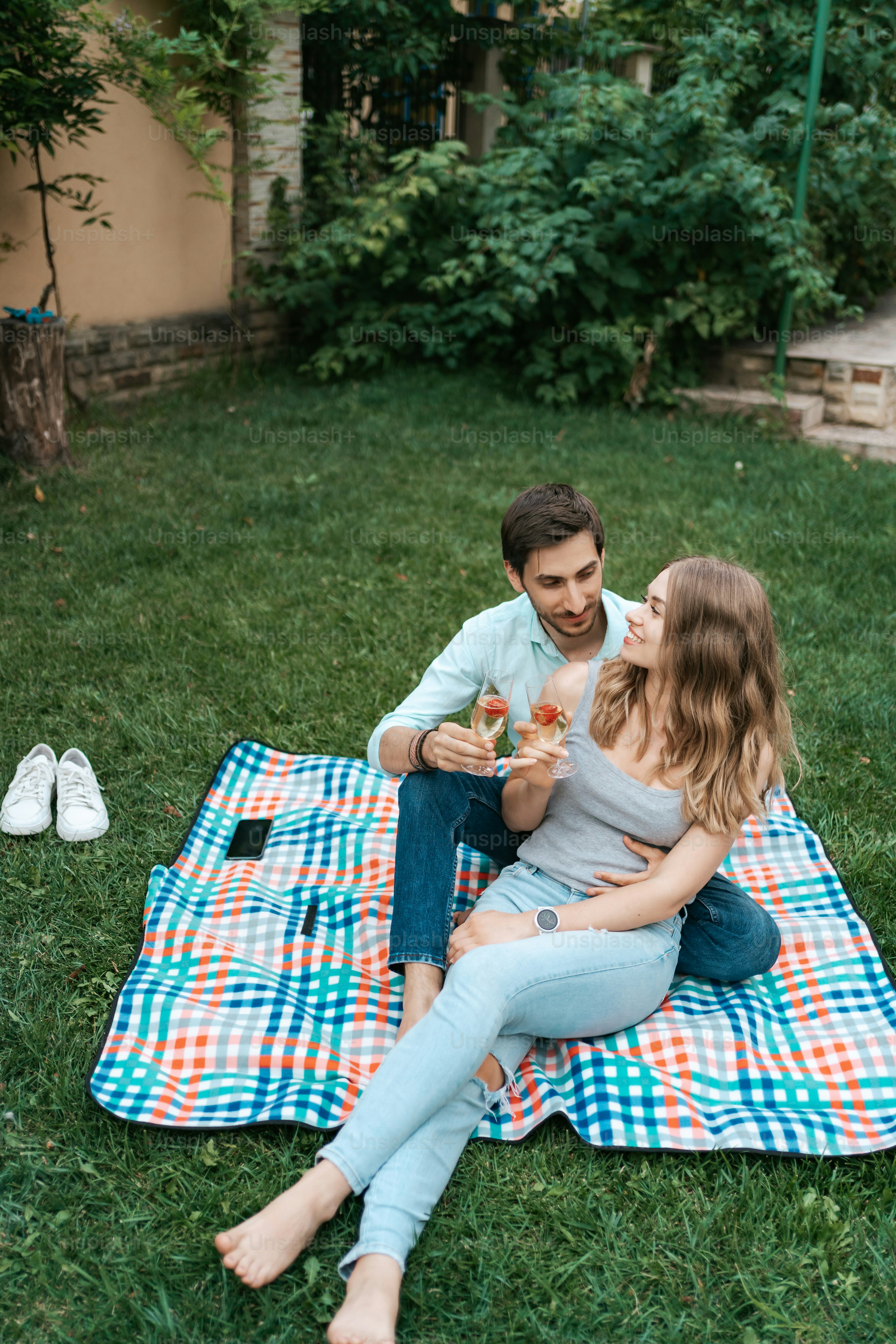 Vacaciones de verano, gente, romance, concepto de citas, pareja bebiendo  vino espumoso mientras disfrutan del tiempo juntos en casa en el patio  trasero foto – Imagen de Verano en Unsplash, image size:3000x4500