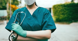 Trabajador del hospital parado afuera del hospital con un estetoscopio