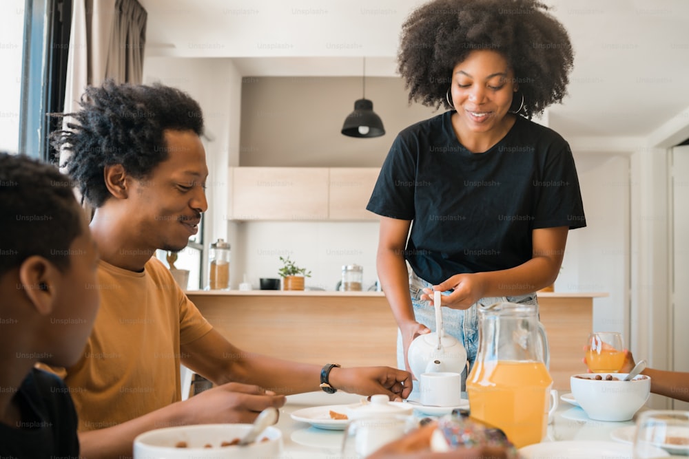 Ritratto di famiglia afroamericana che fa colazione insieme a casa. Concetto di famiglia e stile di vita.